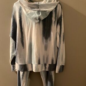 Women joggers large and xl top
Blue and White